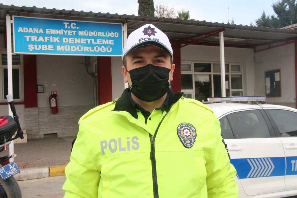 Soğukta üşüyen çocuğa montunu veren polis memuru o anları anlattı