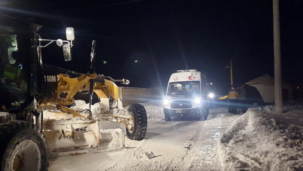 Van'da iki kadın hasta, 5 saatlik çalışmayla kurtarılarak hastaneye ulaştırıldı