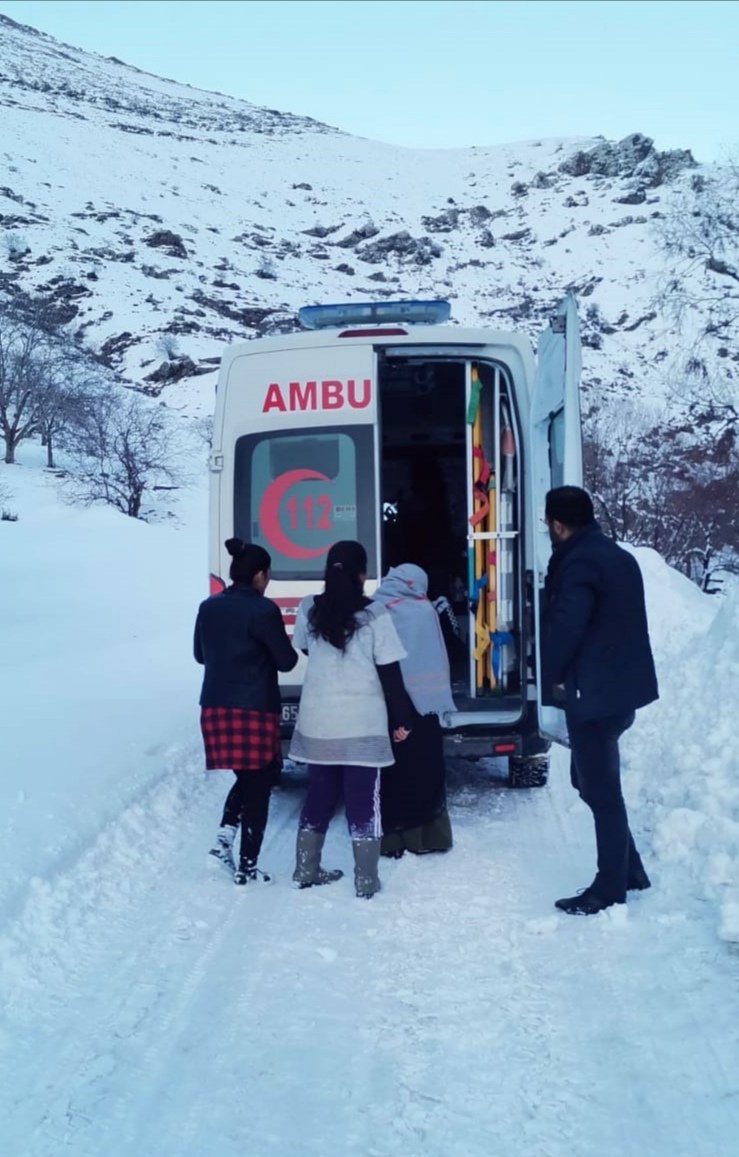 Van'da iki kadın hasta, 5 saatlik çalışmayla kurtarılarak hastaneye ulaştırıldı