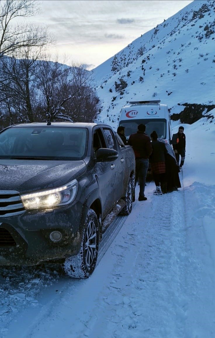 Van'da iki kadın hasta, 5 saatlik çalışmayla kurtarılarak hastaneye ulaştırıldı
