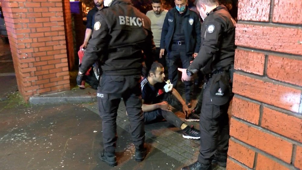Zeytinburnu'nda bir kişi gasp edilirken bıçaklandı