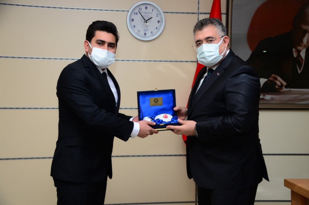 900 bin liralık rüşveti geri çeviren polisler ödüllendirildi