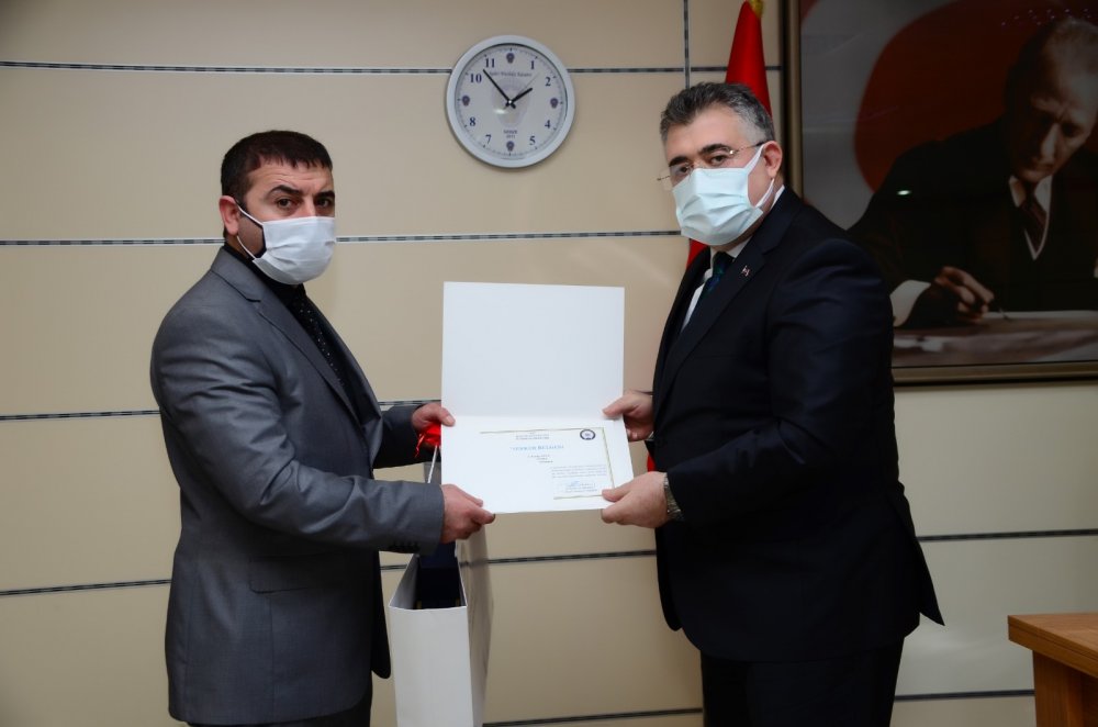 900 bin liralık rüşveti geri çeviren polisler ödüllendirildi
