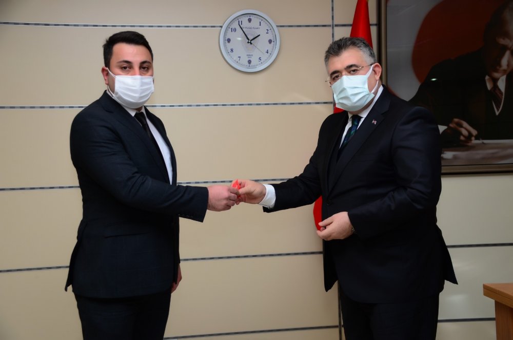 900 bin liralık rüşveti geri çeviren polisler ödüllendirildi