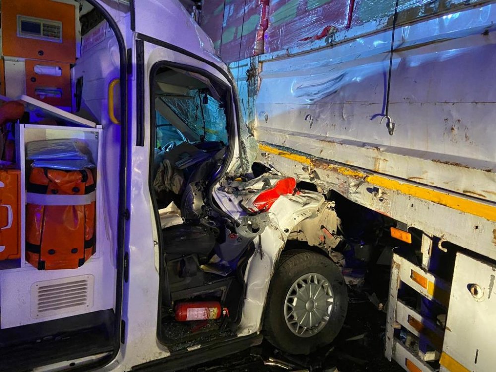 Ambulans ve otomobil, TIR’a çarptı: 8 yaralı 