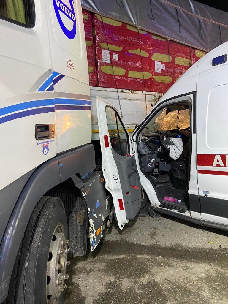 Ambulans ve otomobil, TIR’a çarptı: 8 yaralı 