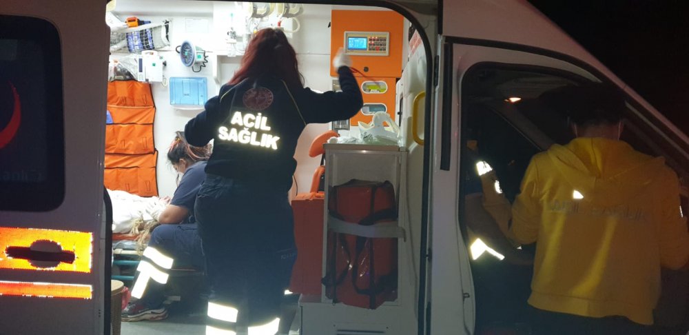 Ambulans ve otomobil, TIR’a çarptı: 8 yaralı 