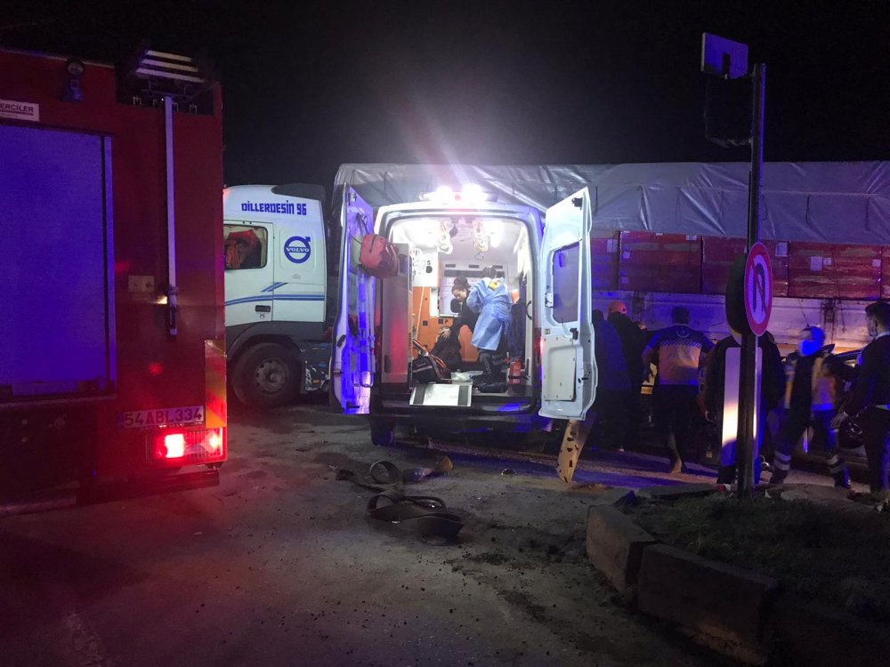 Ambulans ve otomobil, TIR’a çarptı: 8 yaralı 