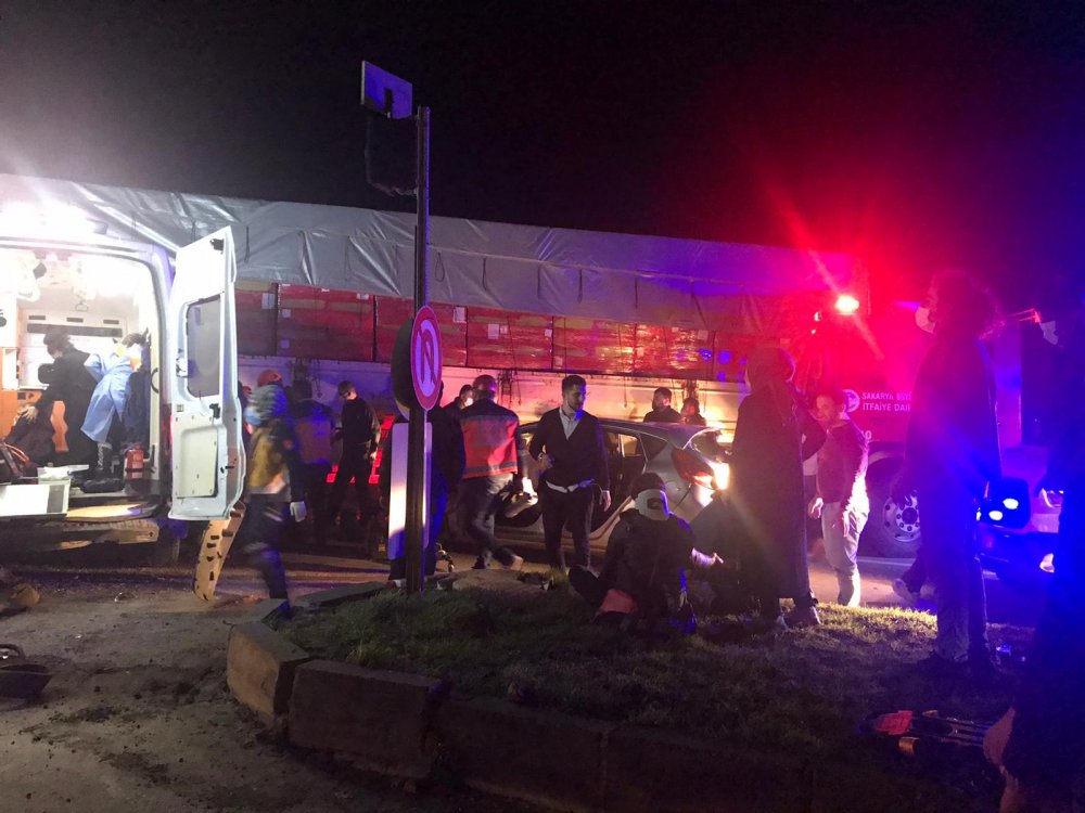 Ambulans ve otomobil, TIR’a çarptı: 8 yaralı 