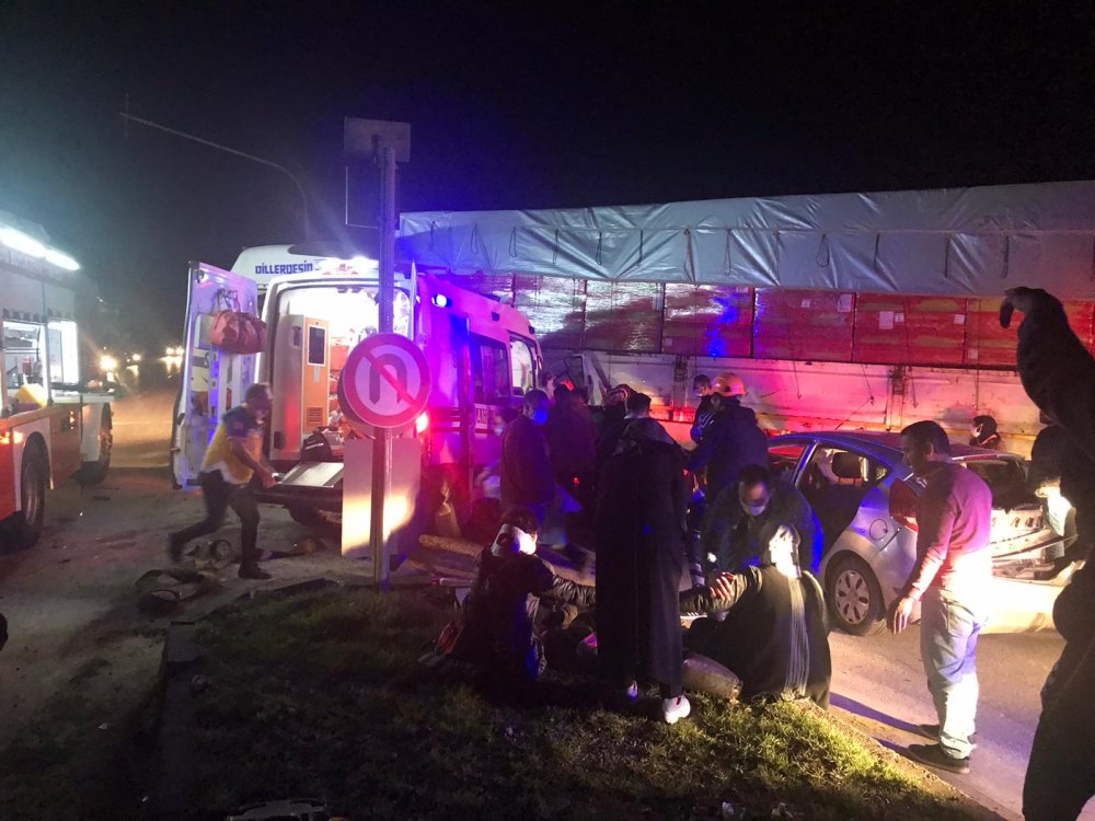 Ambulans ve otomobil, TIR’a çarptı: 8 yaralı 
