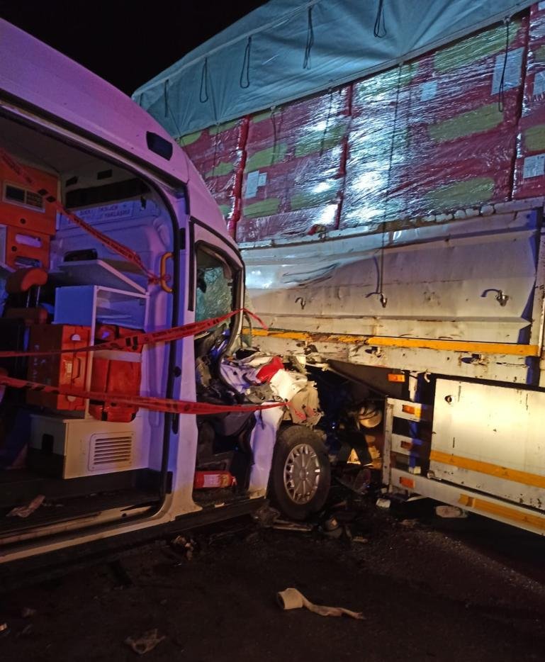 Ambulans ve otomobil, TIR’a çarptı: 8 yaralı 