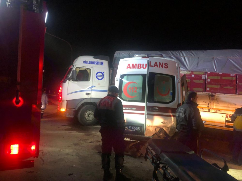 Ambulans ve otomobil, TIR’a çarptı: 8 yaralı 