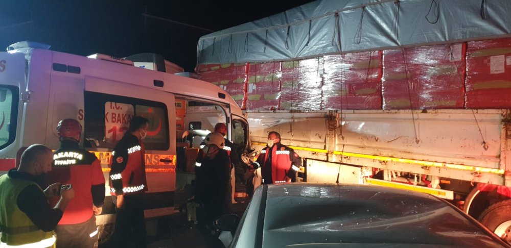 Ambulans ve otomobil, TIR’a çarptı: 8 yaralı 