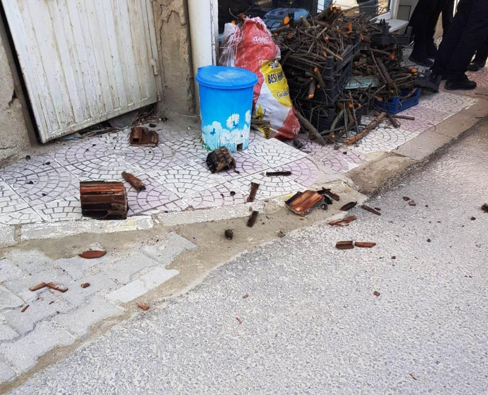 Bacadan kopan parçalar aracın üzerine düştü