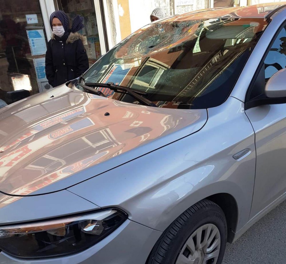 Bacadan kopan parçalar aracın üzerine düştü