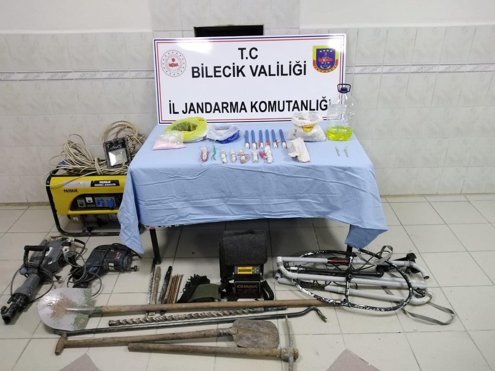 Bilecik’te kaçak define kazısı yapan 3 şüpheli suçüstü yakalandı