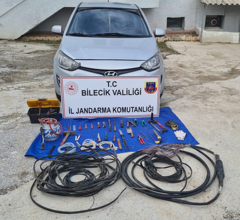 Bilecik’te telefon kablosu çalan 3 şüpheliye suçüstü