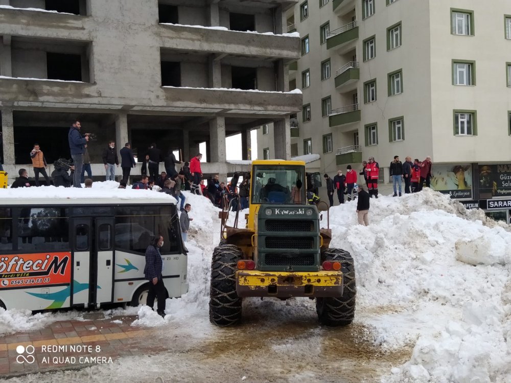 Bitlis'te çatıdan tonlarca kar kütlesi düştü: 3 çocuk yaralı