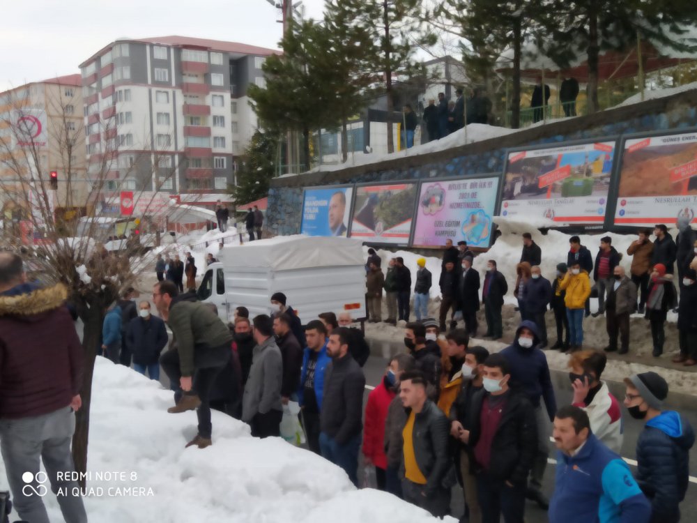 Bitlis'te çatıdan tonlarca kar kütlesi düştü: 3 çocuk yaralı