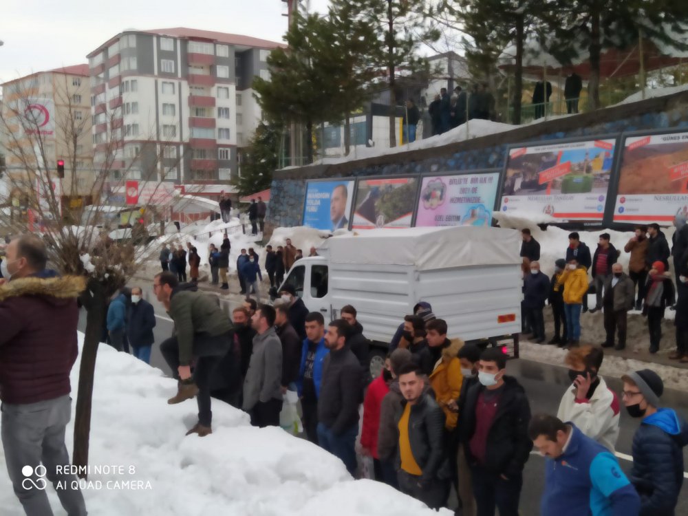 Bitlis'te çatıdan tonlarca kar kütlesi düştü: 3 çocuk yaralı