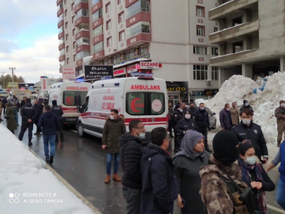 Bitlis'te çatıdan tonlarca kar kütlesi düştü: 3 çocuk yaralı