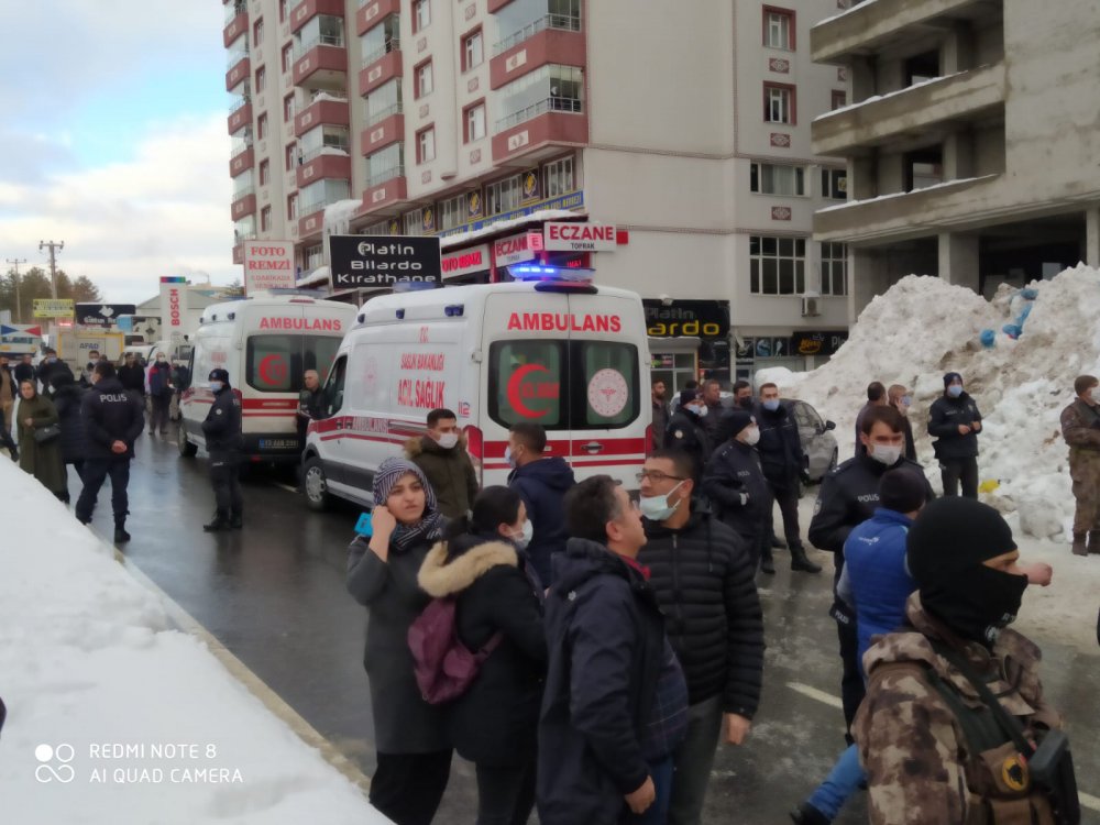 Bitlis'te çatıdan tonlarca kar kütlesi düştü: 3 çocuk yaralı