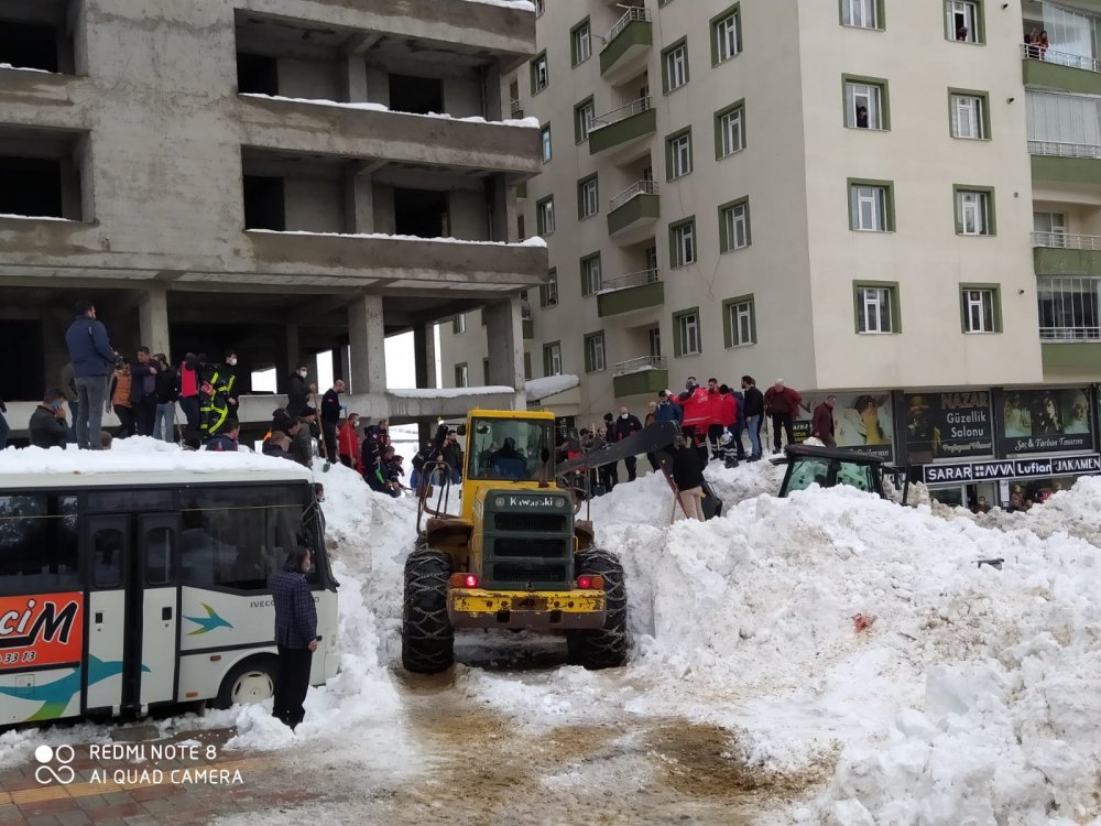 Bitlis'te çatıdan tonlarca kar kütlesi düştü: 3 çocuk yaralı