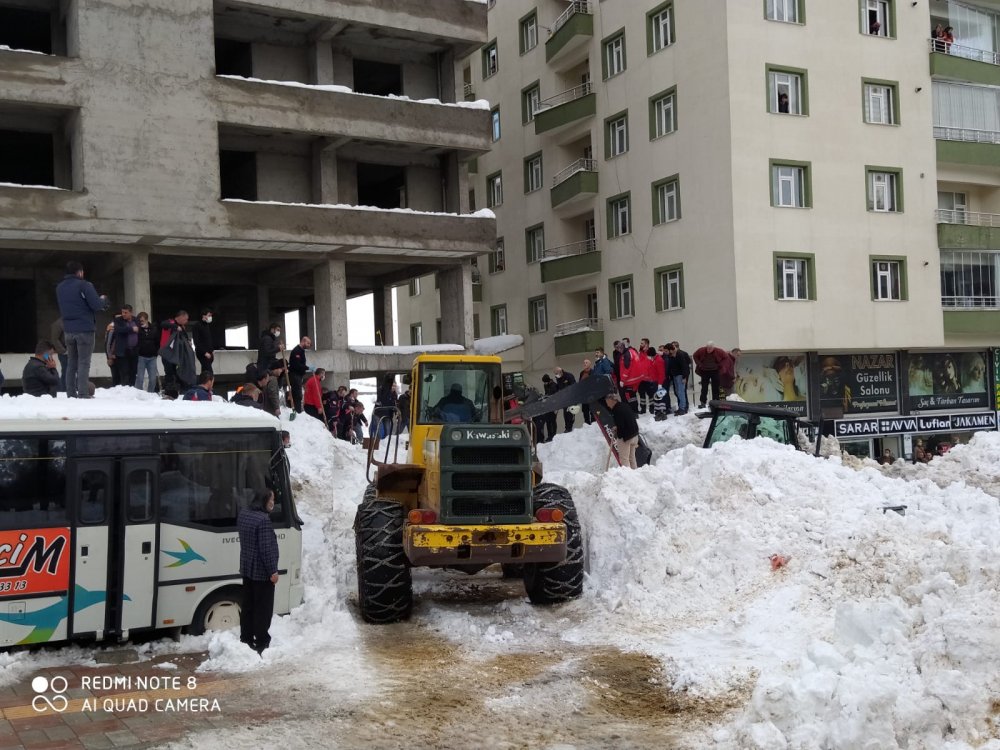Bitlis'te çatıdan tonlarca kar kütlesi düştü: 3 çocuk yaralı