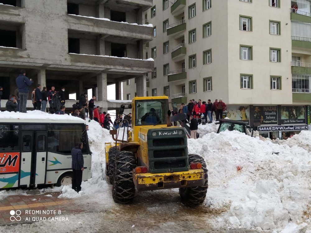 Bitlis'te çatıdan tonlarca kar kütlesi düştü: 3 çocuk yaralı