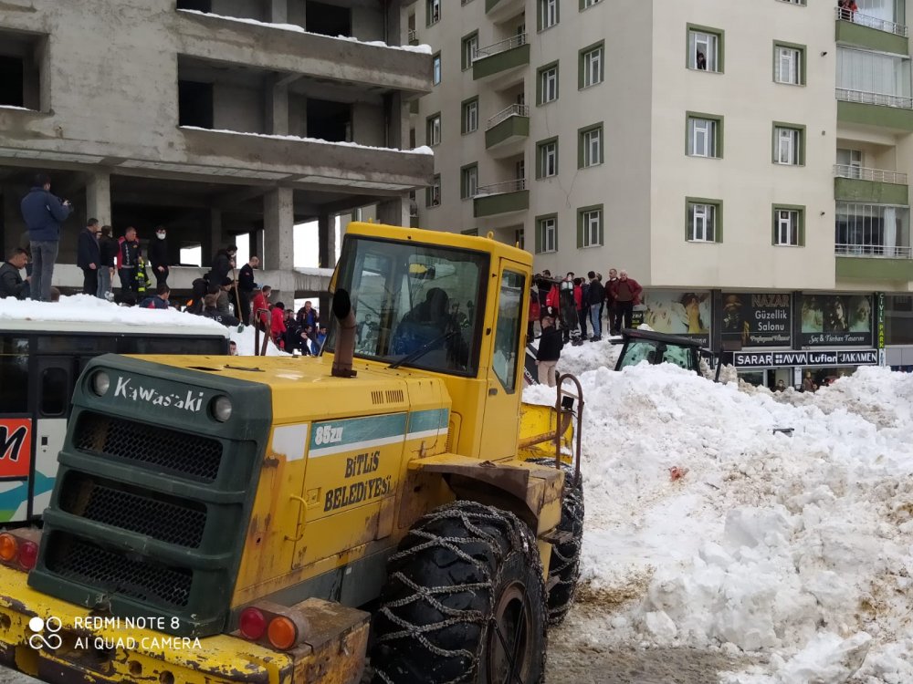 Bitlis'te çatıdan tonlarca kar kütlesi düştü: 3 çocuk yaralı