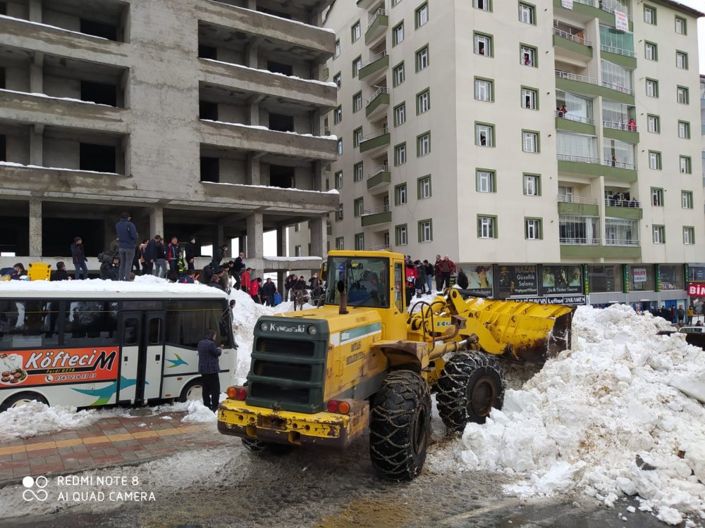 Bitlis'te çatıdan tonlarca kar kütlesi düştü: 3 çocuk yaralı
