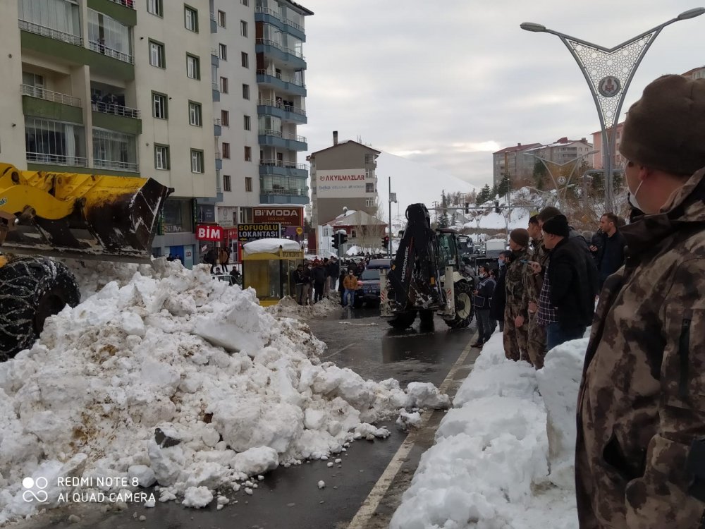 Bitlis'te çatıdan tonlarca kar kütlesi düştü: 3 çocuk yaralı