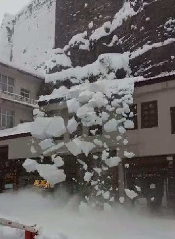 Bitlis'te çatıdan tonlarca kar kütlesi düştü: 3 çocuk yaralı