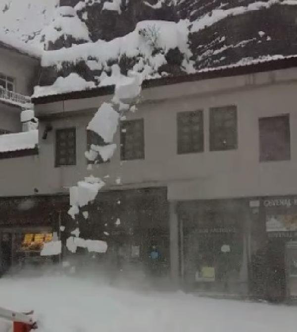 Bitlis'te çatıdan tonlarca kar kütlesi düştü: 3 çocuk yaralı