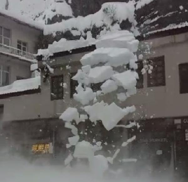 Bitlis'te çatıdan tonlarca kar kütlesi düştü: 3 çocuk yaralı