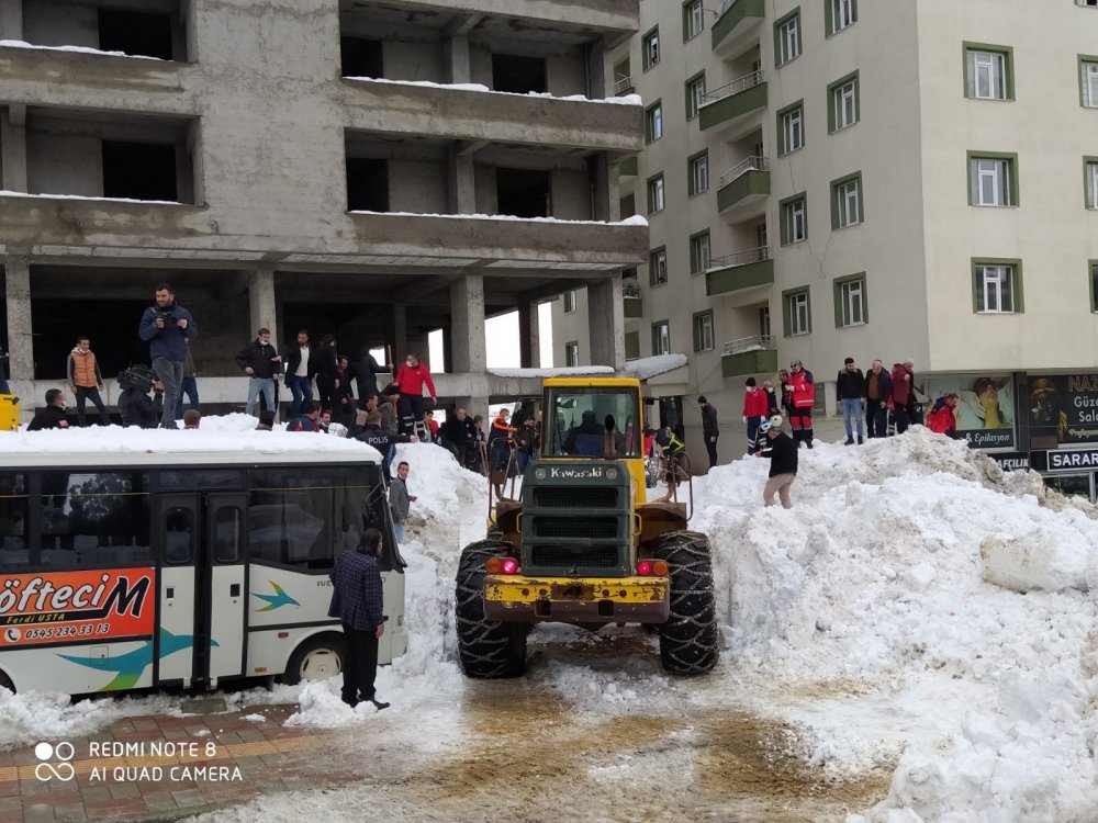 Bitlis'te çatıdan tonlarca kar kütlesi düştü: 3 çocuk yaralı