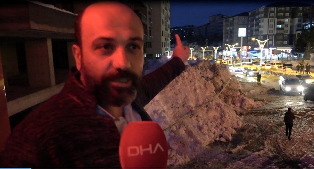 Bitlis'te çatıdan tonlarca kar kütlesi düştü: 3 kişi yaralı