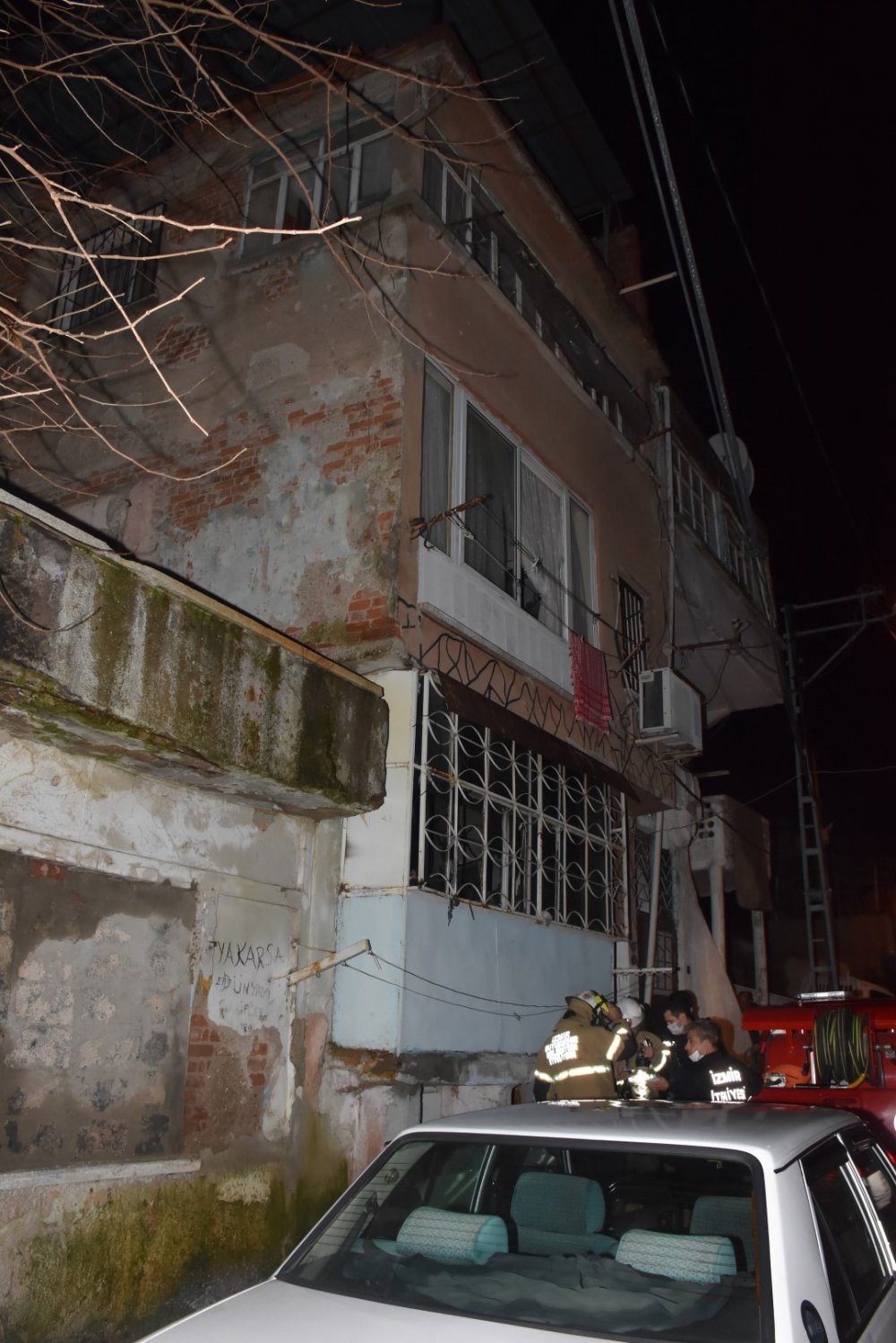 İzmir'de 3 katlı binanın giriş katında yangın paniği