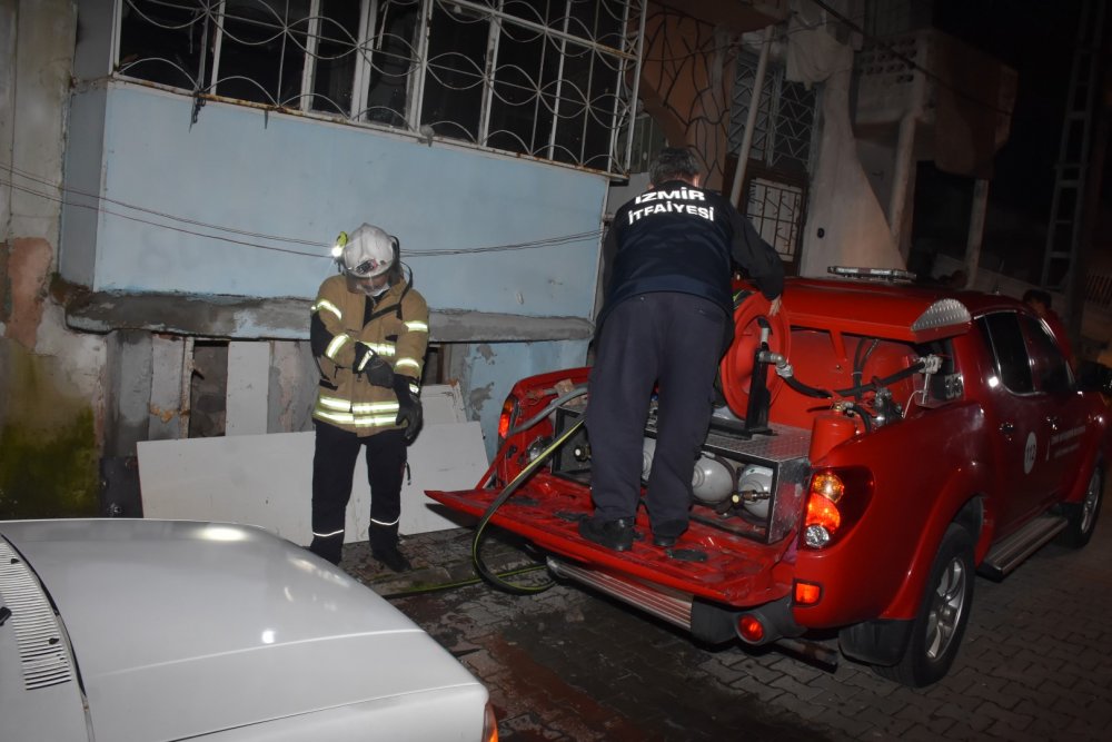 İzmir'de 3 katlı binanın giriş katında yangın paniği