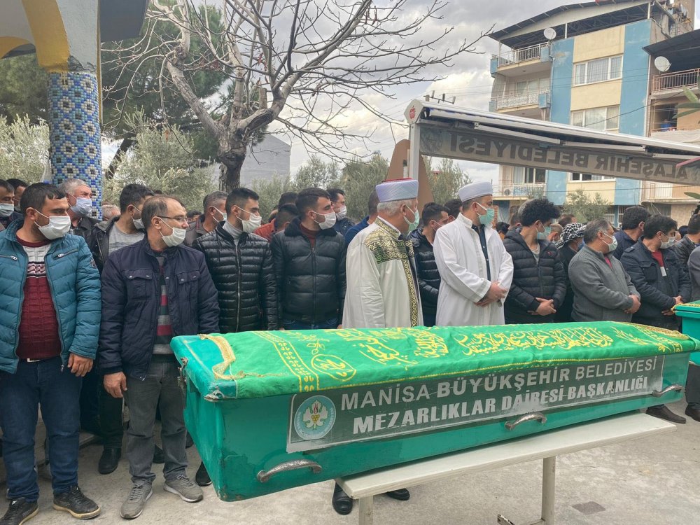 SON YOLCULUKLARINA UĞURLANDILAR: Manisa'da hayatları sonlanmış  bulunan 4 gençten geriye omuz omuza çekilmiş fotoğrafları kaldı (3)