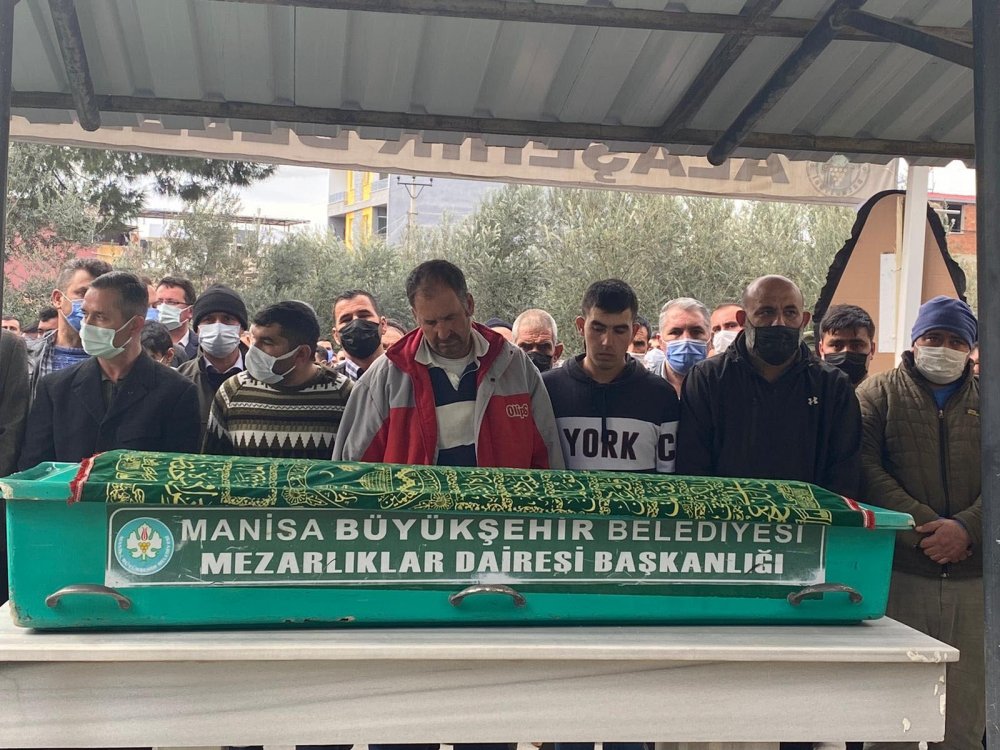 SON YOLCULUKLARINA UĞURLANDILAR: Manisa'da hayatları sonlanmış  bulunan 4 gençten geriye omuz omuza çekilmiş fotoğrafları kaldı (3)