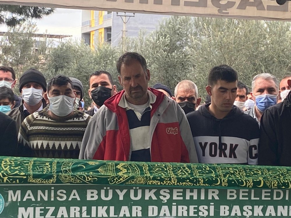 SON YOLCULUKLARINA UĞURLANDILAR: Manisa'da hayatları sonlanmış  bulunan 4 gençten geriye omuz omuza çekilmiş fotoğrafları kaldı (3)