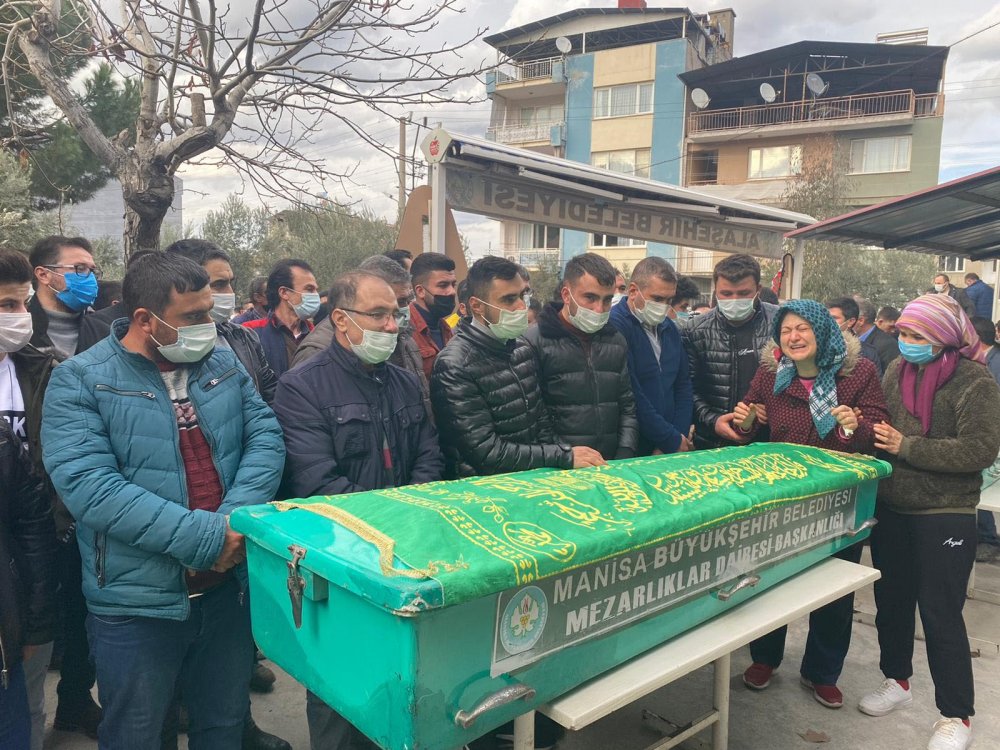 SON YOLCULUKLARINA UĞURLANDILAR: Manisa'da hayatları sonlanmış  bulunan 4 gençten geriye omuz omuza çekilmiş fotoğrafları kaldı (3)