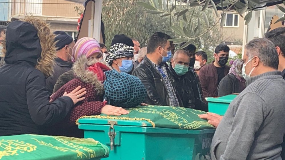 SON YOLCULUKLARINA UĞURLANDILAR: Manisa'da hayatları sonlanmış  bulunan 4 gençten geriye omuz omuza çekilmiş fotoğrafları kaldı (3)