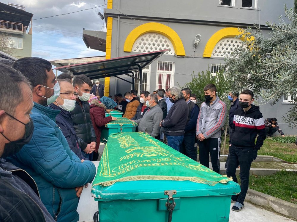SON YOLCULUKLARINA UĞURLANDILAR: Manisa'da hayatları sonlanmış  bulunan 4 gençten geriye omuz omuza çekilmiş fotoğrafları kaldı (3)