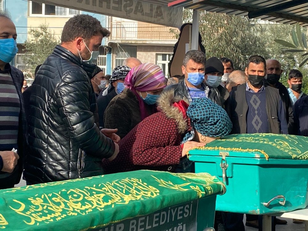 SON YOLCULUKLARINA UĞURLANDILAR: Manisa'da hayatları sonlanmış  bulunan 4 gençten geriye omuz omuza çekilmiş fotoğrafları kaldı (3)