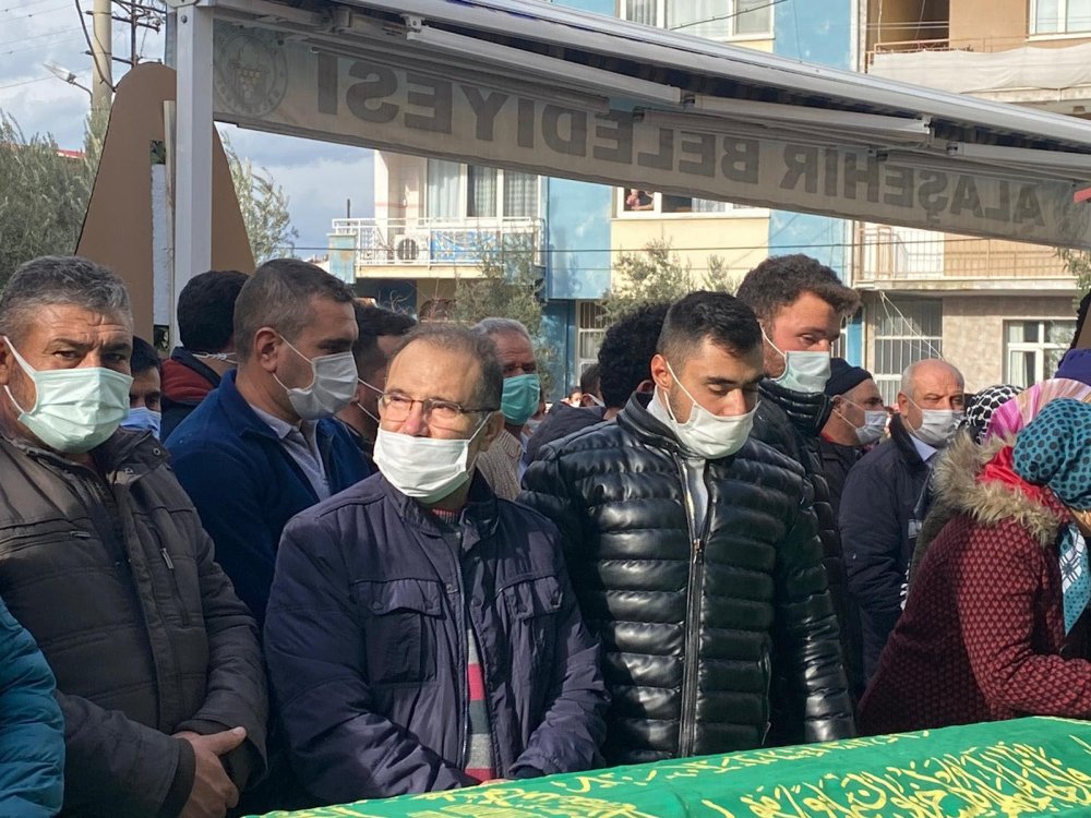 SON YOLCULUKLARINA UĞURLANDILAR: Manisa'da hayatları sonlanmış  bulunan 4 gençten geriye omuz omuza çekilmiş fotoğrafları kaldı (3)