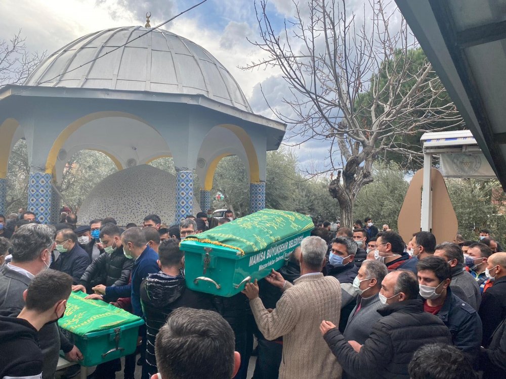 SON YOLCULUKLARINA UĞURLANDILAR: Manisa'da hayatları sonlanmış  bulunan 4 gençten geriye omuz omuza çekilmiş fotoğrafları kaldı (3)
