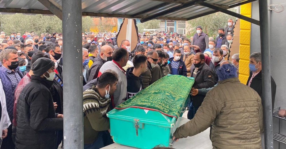 SON YOLCULUKLARINA UĞURLANDILAR: Manisa'da hayatları sonlanmış  bulunan 4 gençten geriye omuz omuza çekilmiş fotoğrafları kaldı (3)