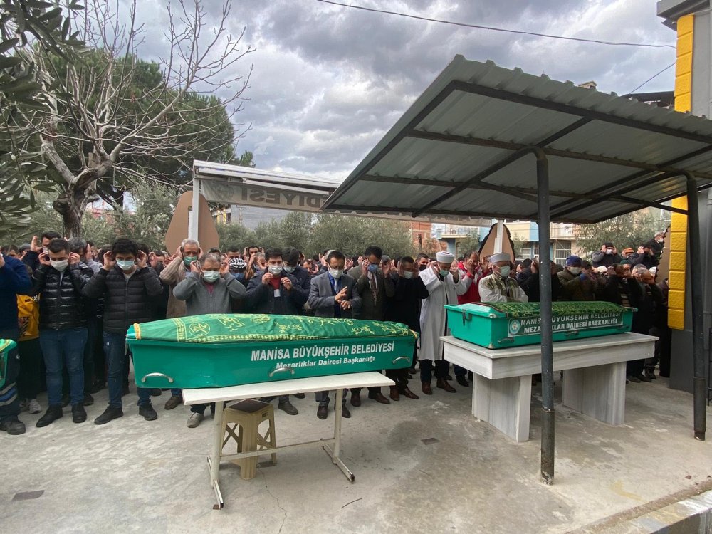 SON YOLCULUKLARINA UĞURLANDILAR: Manisa'da hayatları sonlanmış  bulunan 4 gençten geriye omuz omuza çekilmiş fotoğrafları kaldı (3)